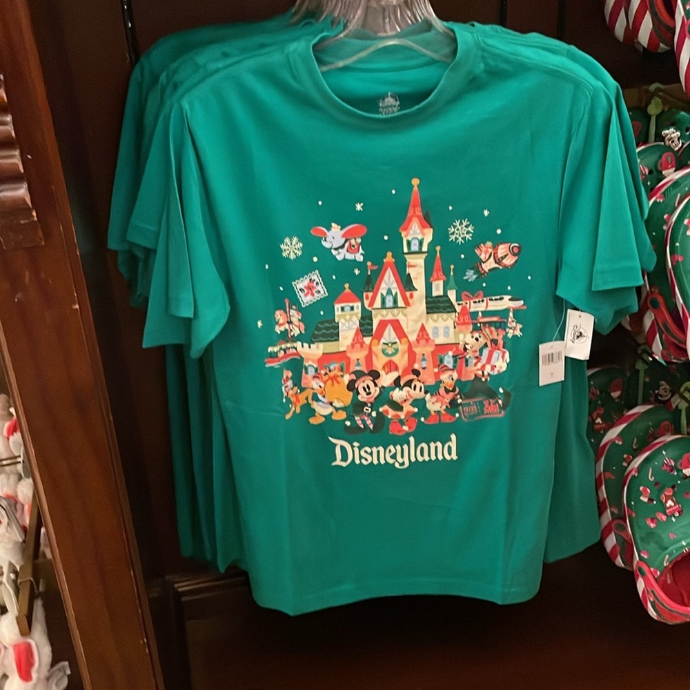 Disneyland Mickey and Friends Fantasyland Castle Holiday Green T-Shirt NEW